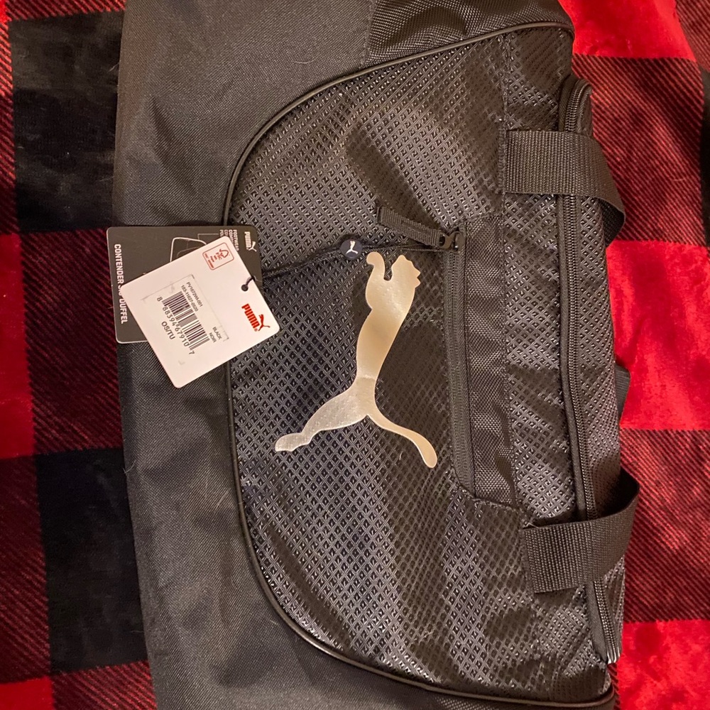 I’m selling a new Puma Contender 3.0 Duffel bag with a footwear compartment.